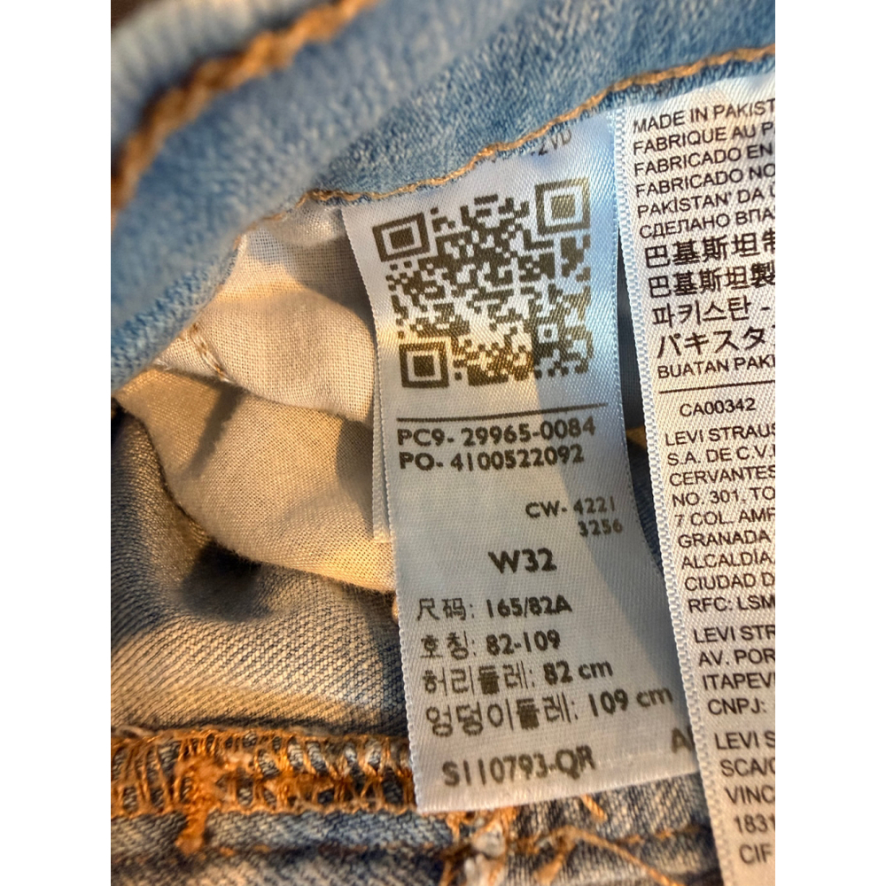 Women's Levi's Light Blue Mid Length Jean Shorts Sz 32 Normcore Y2K 90s inspired - Picture 15 of 16